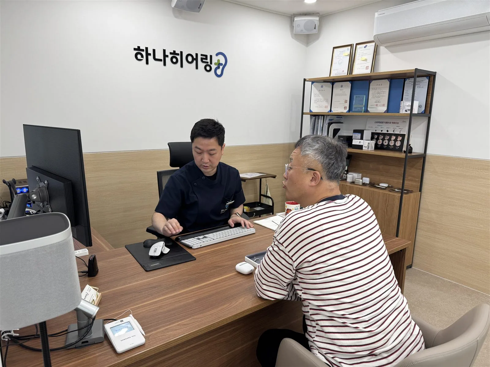 하나히어링 은평구산센터 이승언 원장이 고객과 상담하는 실제 모습